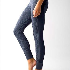 Rare 🦄 Lululemon Ebb to Street 25”